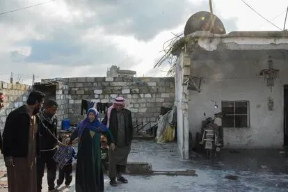 Noora Mohamed Iftiaj, de 55 años, junto a su marido Hamed Ayad Mustafa, de 75 años (a la derecha) y varios vecinos, en su hogar, muy dañado tras los enfrentamientos entre milicias kurdas y yihadistas 