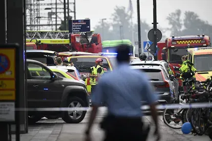 Policías y miembros de los servicios de emergencia, el 19 de agosto en Malmö tras el tiroteo en el centro comercial.