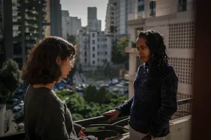 Rahim Teshome habla con Fara Baba, portavoz del Anti-Racism Movement (ARM). Según datos oficiales, hay unas 250.000 mujeres migrantes, procedentes de África y del sudeste asiático, que son trabajadora