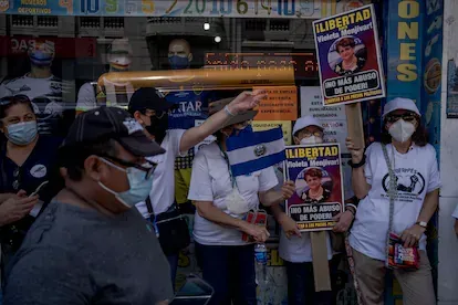 Algunos manifestantes pidieron la liberación de los exfuncionarios del gobierno del FMLN que fueron detenidos y acusados por actos de corrupción.