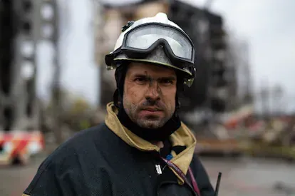Un participante en el desescombro de edificios en la localidad ucrania de Borodianka, este sábado.