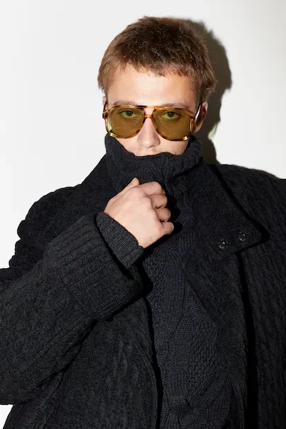 Benjamin Voisin vestido de Emporio Armani y con gafas Gucci.