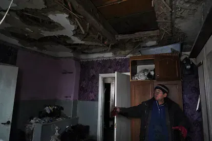Volodímir, de 62 años, ante los daos causados por la guerra en su casa de Petropavlivka