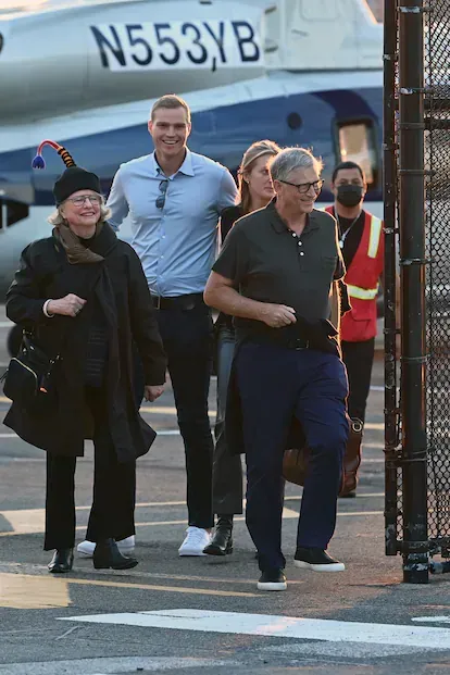 Bill Gates, acompañado de sus familiares en un helipuerto a la llegada para la boda de su hija en Nueva York