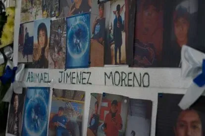 Las fotografías de Abimael Jiménez colocadas en el templo de Tepuxtepec durante el velorio.