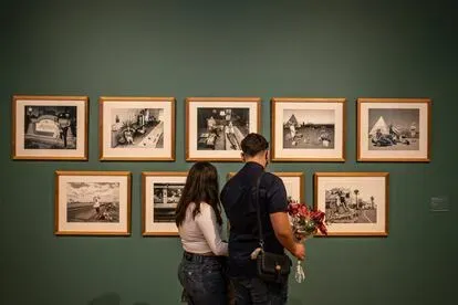 Dos visitantes observan la serie fotográfica La leyenda de los volcanes,  hecha en 1989 por el autor Robert C. Buitrón.