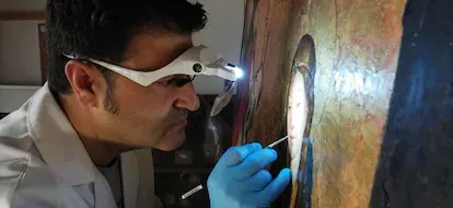Pablo Nieto durante el proceso de restauración de la tabla de 'La Anunciación'.