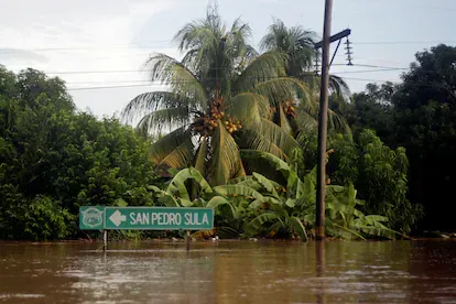 Un letrero completamente sumergido en una carretera inundada por por la tormenta Iota, en La Lima, Honduras, el 19 de noviembre de 2020.