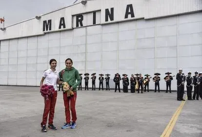 Las mexicanas Alegna González y Lupita González, en el hangar de la Marina, en 2018.