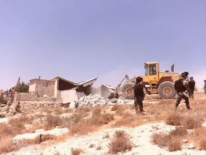 El Ejército israelí junto a una máquina en el derribo de una casa palestina en Jalet al Dabaa (Cisjordania), en la zona de las colinas del sur de Hebrón.