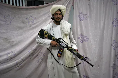 Bilal Shafiola, talibán de 19 años procedente de la provincia de Wardak, muestra el rifle casero que ha fabricado y que ha intentado sin éxito que sus jefes lo lleven al mercado