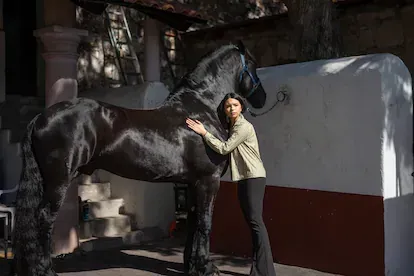 Ángela Aguilar, en las caballerizas en el rancho de su familia en Tayahua.