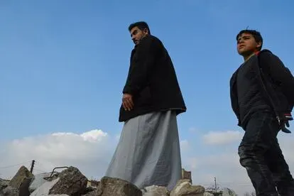 Ali Ibrahim Al Abud camina sobre las ruinas de la casa de su tío en el distrito de Gewayran (noreste de Siria). Asegura que solo a su alrededor hay ocho casas destrozadas, desmintiendo las cifras muy 