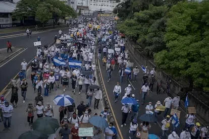 La manifestación avanzo por la Avenida Juan Pablo Segundo en San Salvador.