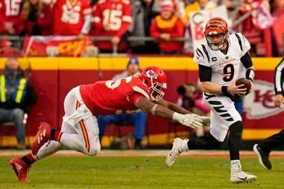 Joe Burrow esquiva a Chris Jones de los Chiefs, durante la final de conferencia el 30 de enero.