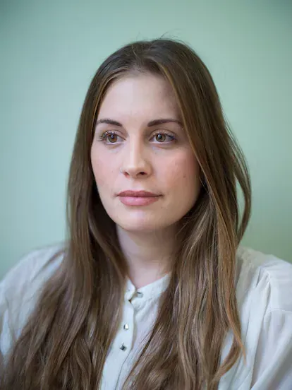 La psicóloga Lydia Mylonaki atiende a los supervivientes de tortura en la clínica de Atenas e intenta que recuperen seguridad y autoestima.