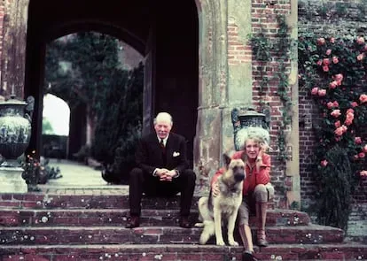 La poeta y novelista inglesa Vita Sackville-West con su marido, el diplomático sir Harold Nicolson, en el palacete de Sissinghurst, en Kent, en 1960, acompañados por su perro. |