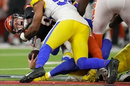 Joe Burrow, de los Bengals, es derribado por Justin Hollins.