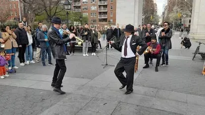 Tim Ries, saxofonista de los Rolling Stones, acompaña a Carrete durante una actuación callejera en Nueva York.