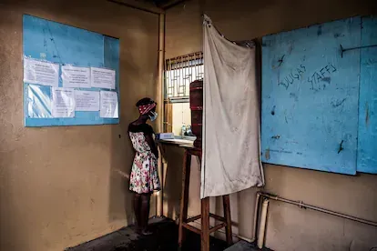 Una usuaria del programa de metadona de MSF aguarda a que el enfermero le prepare su dosis en el centro de salud de Alto-Maé, en Maputo, Mozambique, el 22 de junio de 2021. Pincha en la imagen para ve