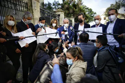 El exnegociador de paz Humberto de la Calle, en el centro, y otros miembros de la Coalición de la Esperanza a la salida de su reunión con Iván Duque en la Casa de Nariño.