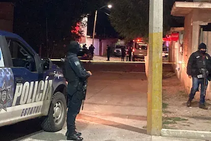 Miembros de la policía estatal mientras resguardan el área donde un comando armado asesinó a nueve personas en la ciudad de Fresnillo, Zacatecas.