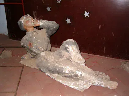 Escultura de El Ruso o El Lenin, de 1939, que se encuentra escondida en la iglesia de Santiago de Castaño del Robledo, en Huelva, donde sustituyó al guerrero yacente de la imagen de Santiago Matamoros