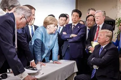 Los líderes del G-7 escuchan la conversación entre Merkel y Donald Trump el 9 de junio de 2018, en Quebec , en una imagen difundida en las redes sociales por el gabinete de la canciller alemana.
