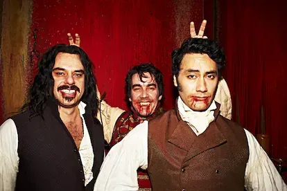 Personajes de la película 'Lo que hacemos en las sombras'.