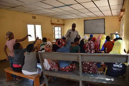 El profesor Narcisse imparte una lección a las alumnas de la escuela de Nyamirambo, en Kigali, Ruanda.
