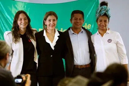 BOG400. BOGOTÁ (COLOMBIA), 18/01/2022.- La política colombiana Íngrid Betancourt (2i) posa junto a Jhon Frank Pinchao (2d) y compañeras de la Coalición de la Esperanza en Bogotá.