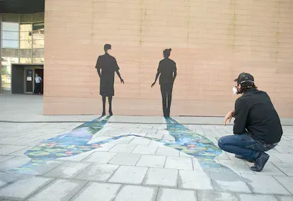 'Caricia' obra de Pejac en la entrada del hospital de Valdecilla (Cantabria)