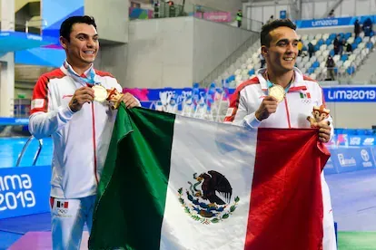 Yahel Castillo y Juan Celaya, tras ganar la medalla en clavados sincronizados en los Panamericanos de 2019.