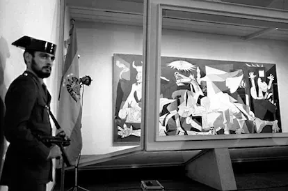 Un guardia civil vigila el 'Guernica' en el Casón del Buen Retiro en septiembre de 1981.