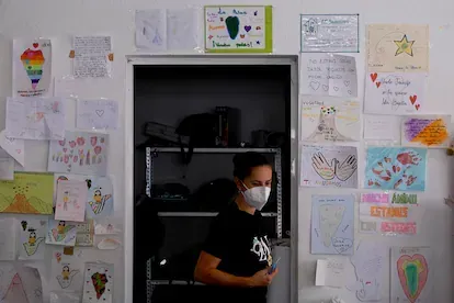 Cartas y dibujos enviados estudiantes al centro de voluntariado de la localidad de El Paso, La Palma.