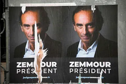 Carteles con la fotografía de Eric Zemmour, el 29 de junio de 2021 en París.