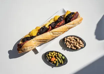 Republicano es el nombre de un popular ‘entrepà’ de La Pasquala, en el barrio de El Cabanyal. Se trata de una versión XL del tradicional blanc i negre’ (compuesto por longaniza, llamada salchicha en o