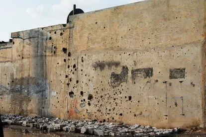 Decenas de impactos de balas y proyectiles en una de las fachadas del distrito Gewayran, a las afueras de Hasaka (noreste de Siria) un año después de los combates entre las fuerzas kurdas y el Estado 
