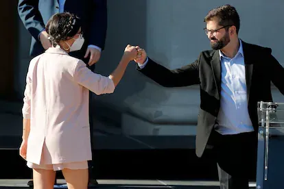 Boric y Vallejo se saludan este viernes en Santiago en el acto de nombramiento del Gabinete.