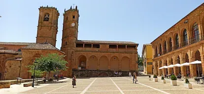 Plaza Mayor de Alcaraz, con la torre de la iglesia de la Santísima Trinidad, a la izquierda, y la del Tardón, sobre la lonja de los dominicos, a la derecha.