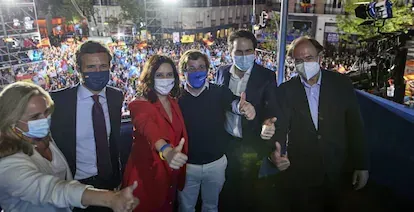 Los dirigentes populares en el balcón de Génova, la noche del 4-M.
