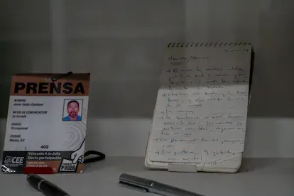 Acreditación de prensa de Javier Valdez y su libreta de apuntes.