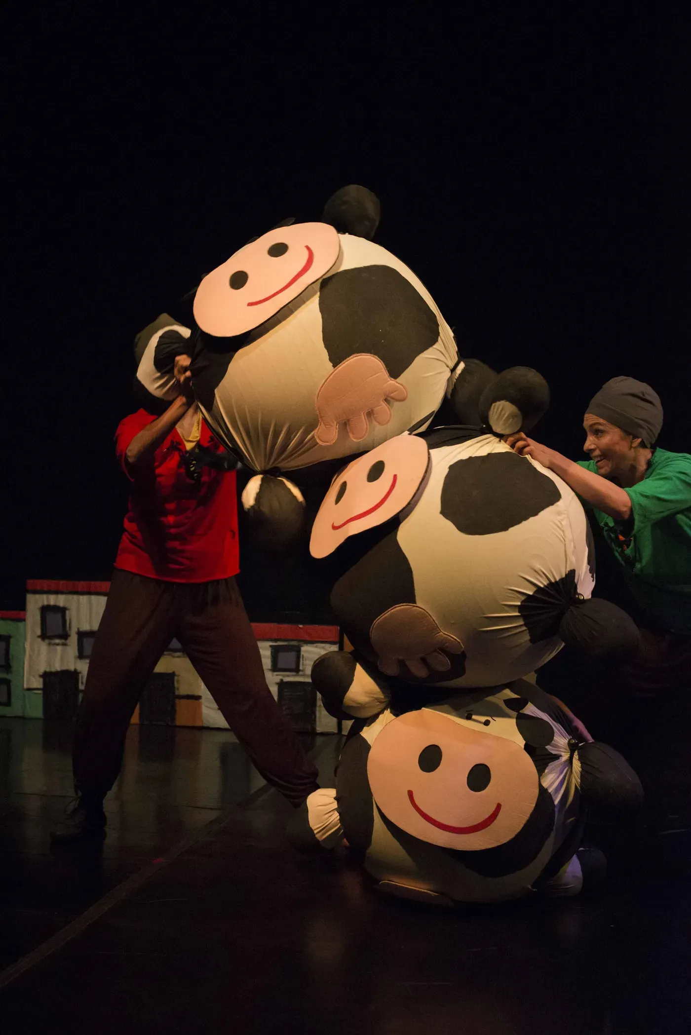 AthOsGarabAthOs presenta en el Cenart el espectáculo dancístico Tres vaquitas pintas – Shana