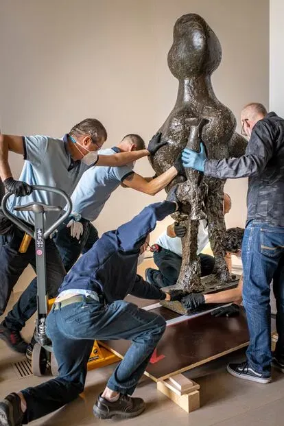CENTRO BOTÍN. SANTANDER. SEDE DE LA EXPOSICIÓN "EL PICASSO IBERO" ABRIL 202.
Juan Sánchez., restairador de escultura del Museo Nacional Centro de Arte Reina Sofía, supervvisa a los operarios de la em