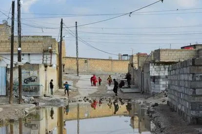 Niños y niñas de Gewayran juegan en uno de los extremos de este barrio, muy cerca del cementerio. La vida transcurre con normalidad, aunque están en alerta máxima por la amenaza terrorista. Viven muy 