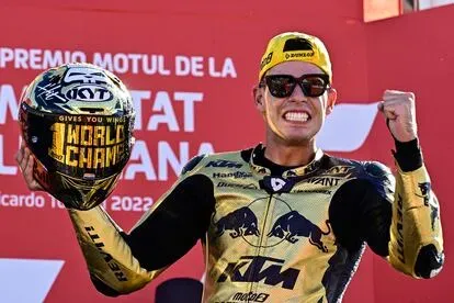 El éxito definitivo le llega después de seis temporadas remando en la clase intermedia, donde se ha fraguado un camino alternativo hasta MotoGP.
