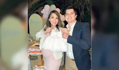 Gabriela Sevilla, junto a su pareja.