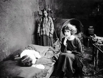 Modotti tuvo una breve carrera en Hollywood. Aquí la vemos en una imagen de la película 'The Tiger’s coat', de 1920, en una imagen tomada por Johan Hagemeyer.