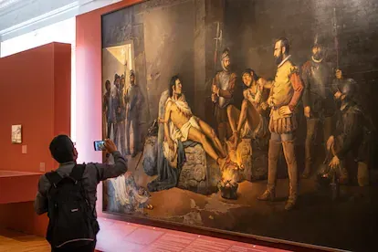 La obra 'El suplicio de Cuauhtémoc' (1892) de Leandro Izaguirre en el Museo Nacional de Arte, en Ciudad de México.