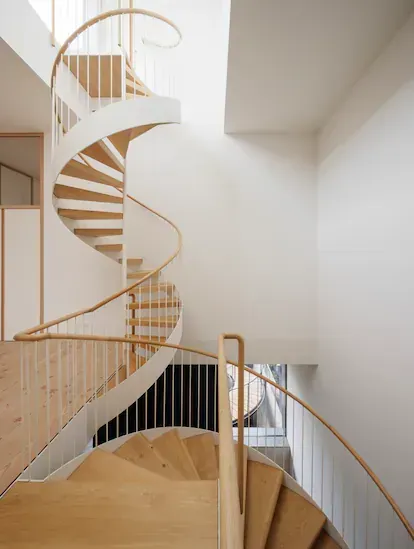 La escalera helicoidal no continua conecta los tres niveles de la vivienda.